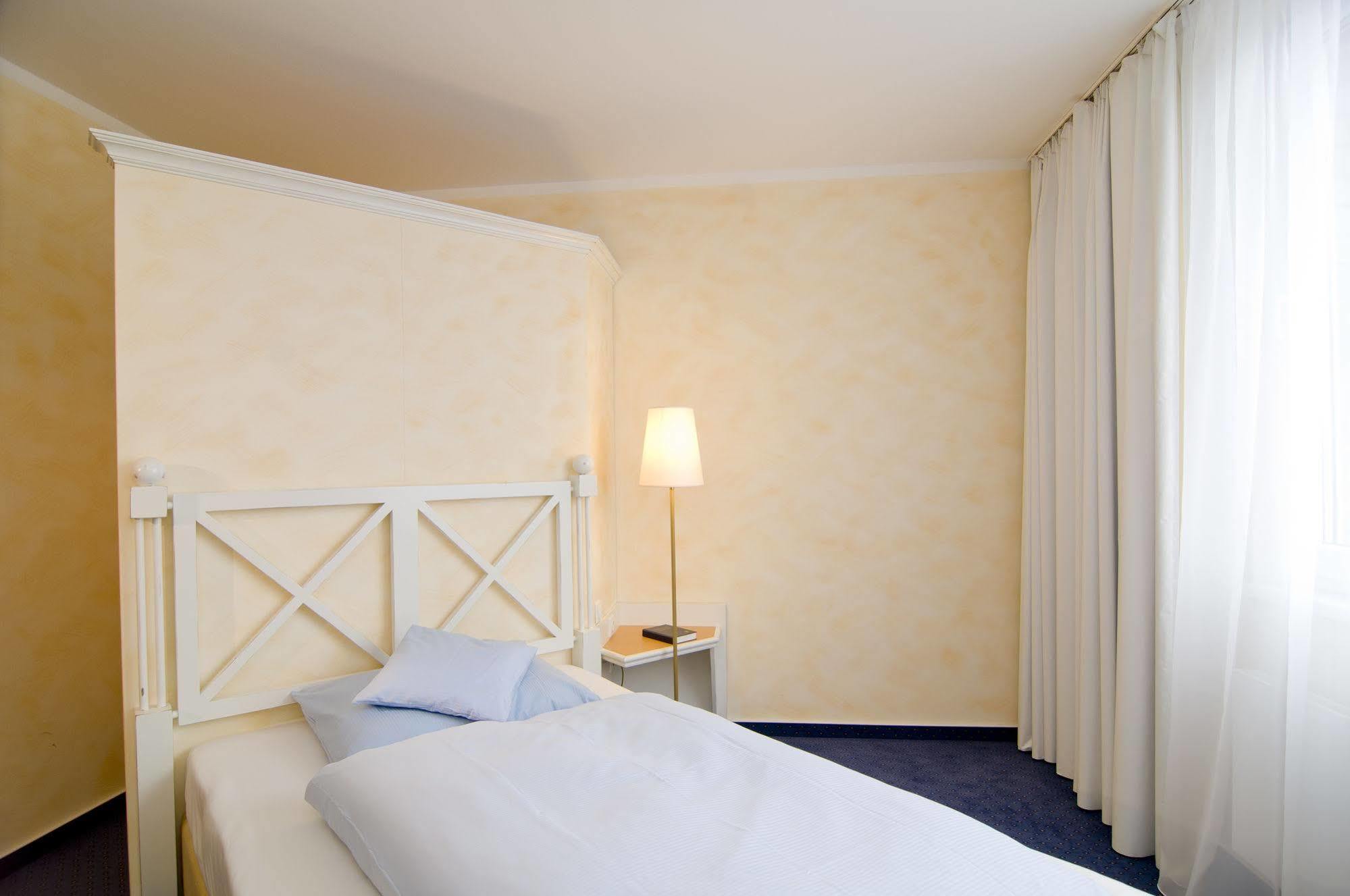 ดอร์เมโร โฮเทล ฮันโนเฟอร์-ลังเงนฮาเกินแอร์พอร์ต Hotel Langenhagen  ภายนอก รูปภาพ