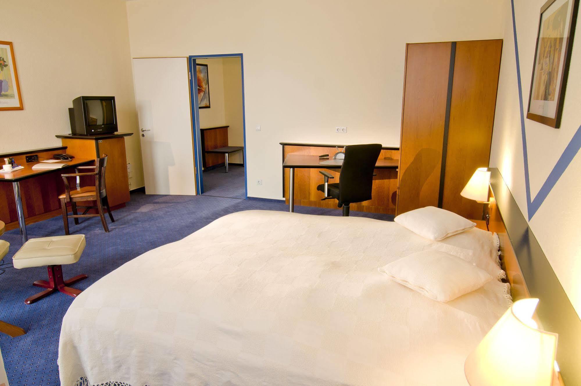 ดอร์เมโร โฮเทล ฮันโนเฟอร์-ลังเงนฮาเกินแอร์พอร์ต Hotel Langenhagen  ภายนอก รูปภาพ
